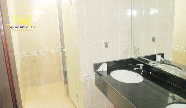 Địa ốc Kim Quang | Hình chụp một góc khác của toilet tòa nhà văn phòng cho thuê quận 3 GB Tower Toilet tại GB Tower