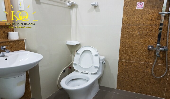 Toilet tòa nhà văn phòng cho thuê nguyên căn đường Nguyễn Phi Khanh quận 1 