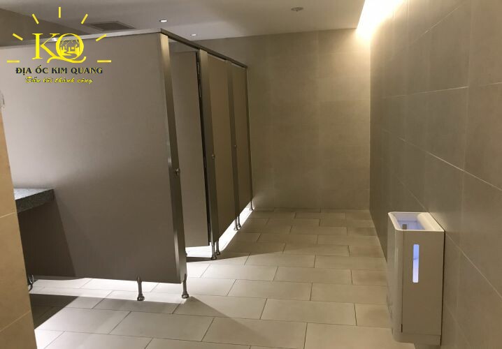 Địa ốc Kim Quang | Cho thuê văn phòng quận 4 Etown Central toilet Toilet bên trong Etown Central