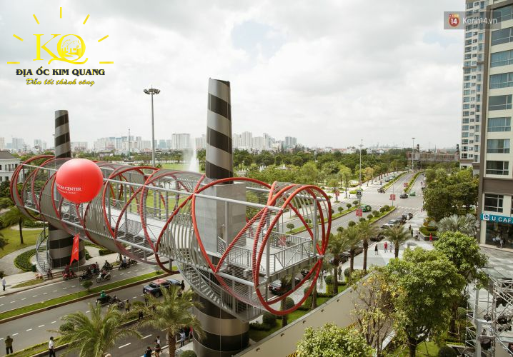 Cho thuê văn phòng hạng A Landmark 81 không gian sống ảo | Địa Ốc Kim Quang Sân phía trước tòa nhà hạng a Landmark 81