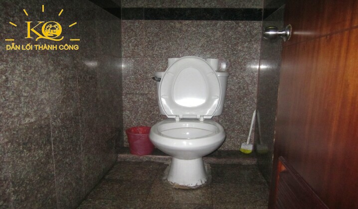 Cho thuê văn phòng quận 10 Hoàng Anh Safomec Office khu vực vệ sinh Toilet bên trong Hoàng Anh Safomec Office
