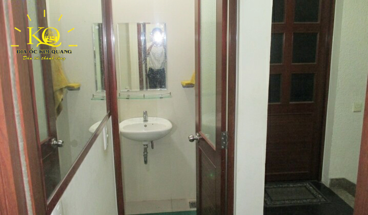 Địa ốc Kim Quang | Hình chụp nhà vệ sinh của tòa nhà văn phòng cho thuê quận 3 Hoàng Đan Building Toilet tại Hoàng Đan Building