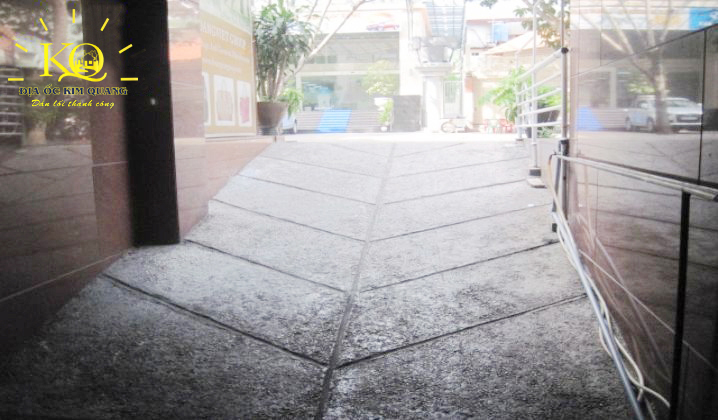 Địa ốc Kim Quang | Hình chụp lối xuống hầm gửi xe tòa nhà văn phòng cho thuê quận 3 Hoàng Việt Building Lối xuống hầm xe tại Hoàng Việt Building