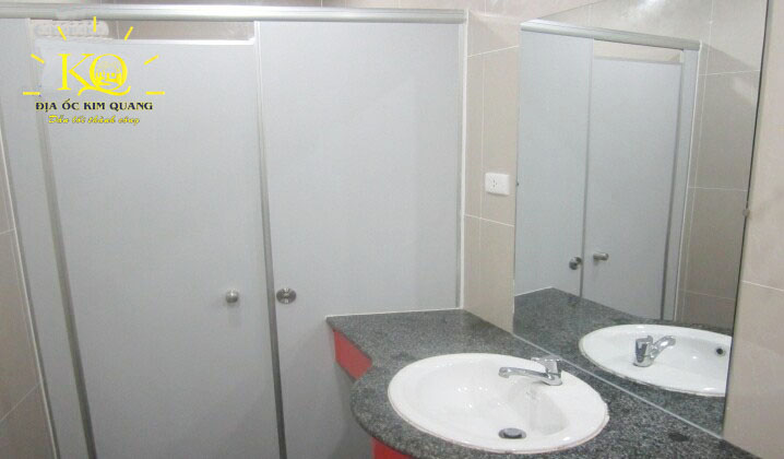Địa ốc Kim Quang | Hình chụp toilet của tòa nhà văn phòng cho thuê quận 3 OSC Building Toilet tại OSC Building