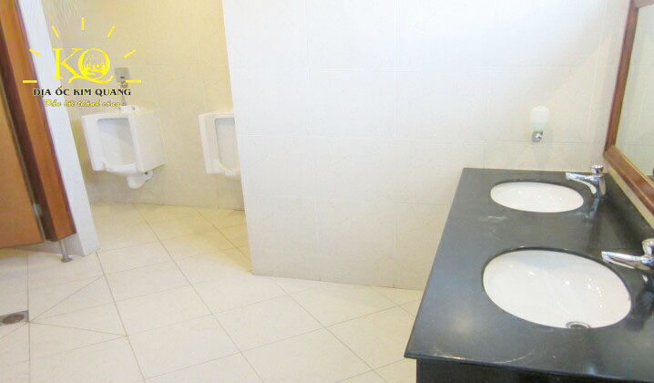Địa ốc Kim Quang | Hình chụp một góc khác của toilet bên trong tòa nhà văn phòng cho thuê quận 3 Pax Sky 2 Building Toilet tại Pax Sky 2 Building