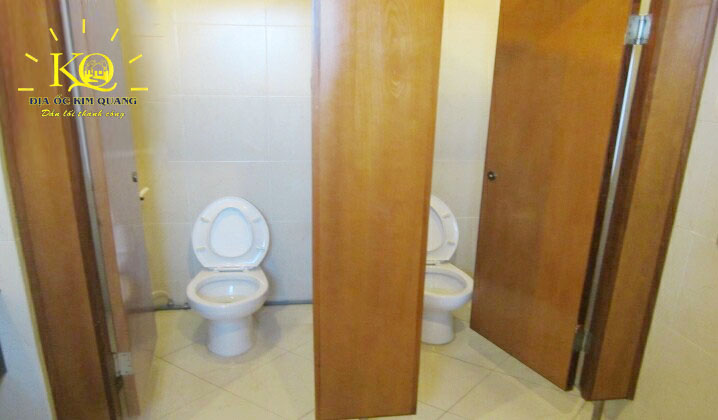 Địa ốc Kim Quang | Hình chụp toilet của tòa nhà cho thuê văn phòng quận 3 Pax Sky 2 Building Toilet tại Pax Sky 2 Building