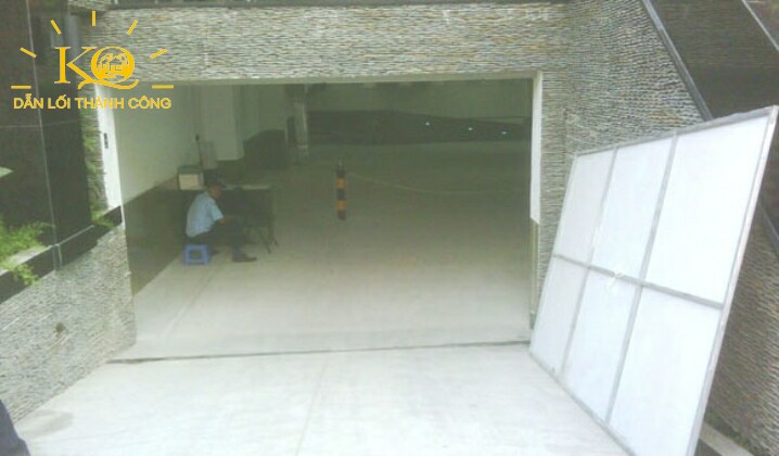 Cho thuê văn phòng Phú Nhuận Nam Giao building lối xuống hầm Lối xuống hầm gửi xe tại Nam Giao Building