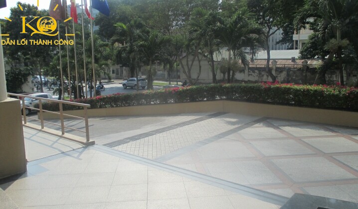 Cho thuê văn phòng quận 1 Central Plaza khuôn viên tòa nhà | Địa Ốc Kim Quang Khuôn viên phía trước tòa nhà