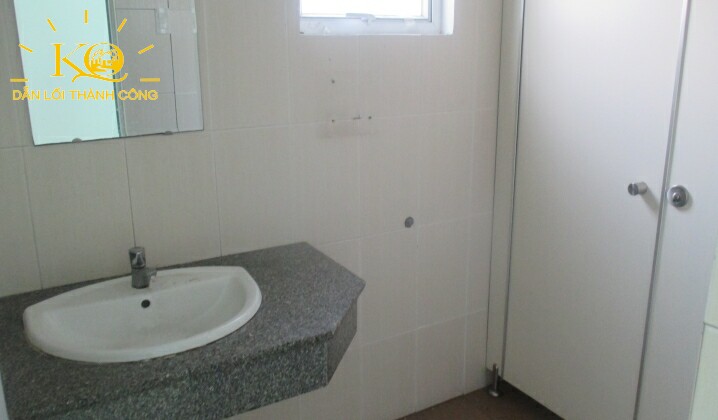 Cho thuê văn phòng quận 1 giá rẻ Khang Minh building toilet | Địa ốc Kim Quang Toilet bên trong Khang Minh Building