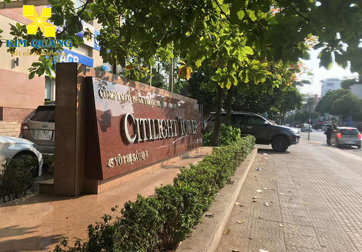 Khu vực vỉa hè phía trước City Light Tower rộng rãi, thông thoáng Khu vực vỉa hè phía trước City Light Tower rộng rãi, thông thoáng