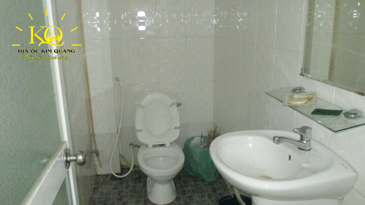 Địa ốc Kim Quang | Hình chụp toilet bên trong tòa nhà cho thuê văn phòng quận 3 Family Mart building Toilet tại Family Mart building