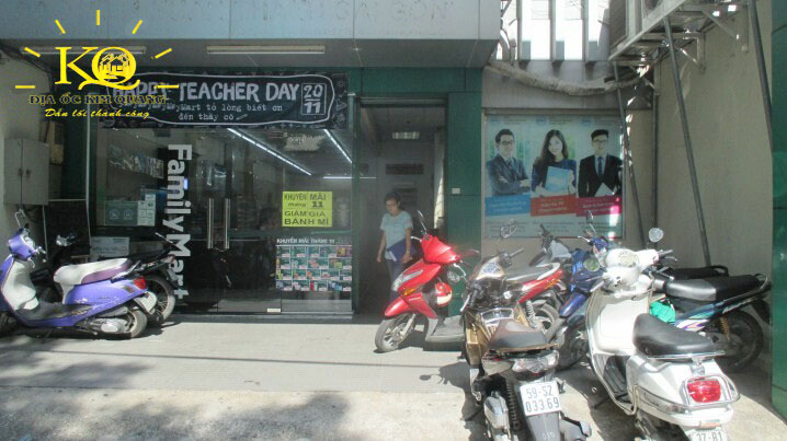 Địa ốc Kim Quang | Hình chụp khuôn viên phía trước toà nhà cho thuê văn phòng quận 3 Family Mart Building Phía trước Family Mart building