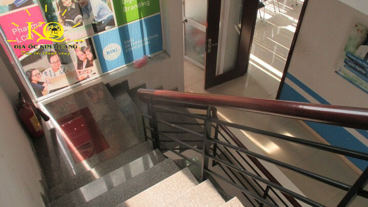 Địa ốc Kim Quang | Hình chụp lối thang bộ bên trong toà nhà cho thuê văn phòng quận 3 Family Mart Building Thang bộ tại Family Mart building