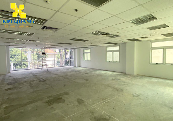Địa ốc Kim Quang | Hình chụp diện tích trống tại văn phòng cho thuê quận 3 Loyal Office Building Văn phòng bên trong Loyal Office Building