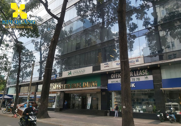 Hình chụp phía trước tòa nhà văn phòng Master Building Hình chụp phía trước tòa nhà văn phòng Master Building