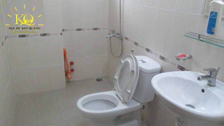 Cho thuê văn phòng quận Bình Thạnh đường Điện Biên Phủ khu vệ sinh | Địa Ốc Kim Quang Toilet bên trong tòa nhà đường Điện Biên Phủ