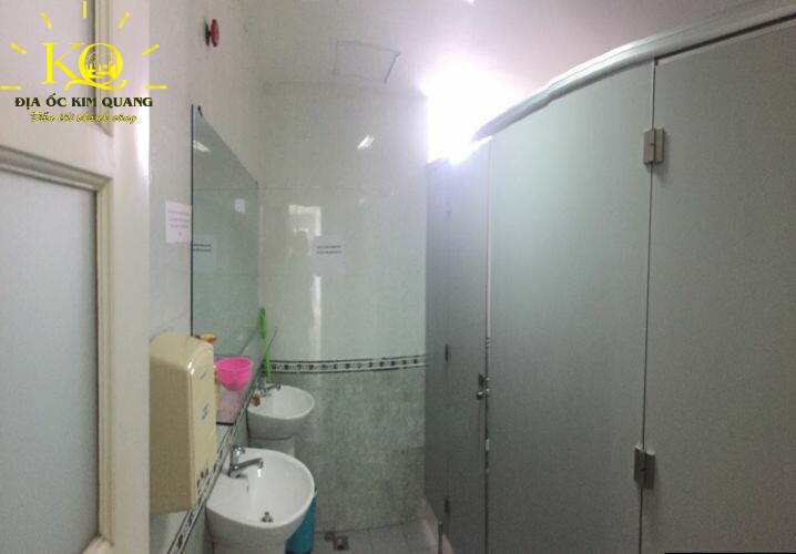Địa ốc Kim Quang | Toilet của tòa nhà văn phòng cho thuê quận Phú Nhuận Giám Mục Long Xuyên Toilet bên trong Giám Mục Long Xuyên Building