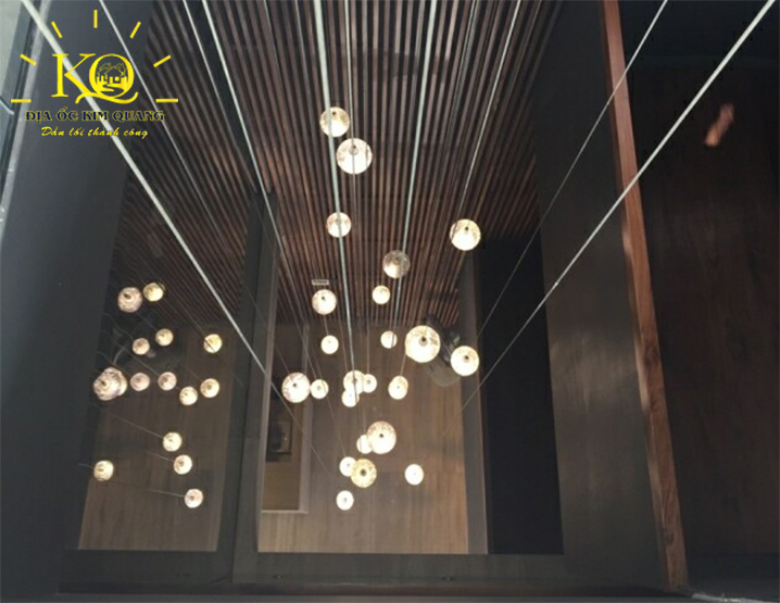 Địa ốc Kim Quang | Hình chụp giếng trời bên trong tòa nhà cho thuê văn phòng quận Phú Nhuận Kella building Giếng trời tại tòa nhà Kella Building