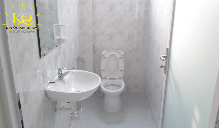 Địa ốc Kim Quang | Hình chụp phòng vệ sinh trong tòa nhà cho thuê văn phòng quận Phú Nhuận New Star building Toilet bên trong New Star Building