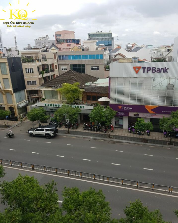 Địa ốc Kim Quang | View nhìn xuống con đường phía trước tòa nhà từ văn phòng cho thuê quận Phú Nhuận Quốc Hưng Building Hướng view từ Quốc Hưng building