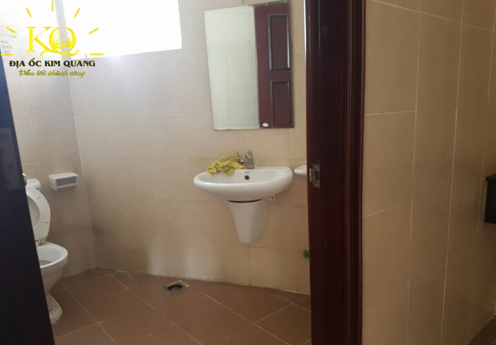 Địa ốc Kim Quang | Phòng vệ sinh của tòa nhà cho thuê văn phòng quận Phú Nhuận Quốc Hưng Building Toilet bên trong sạch sẽ