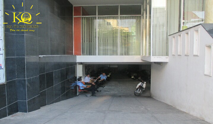 Địa ốc Kim Quang | Hình chụp lối xuống hầm gửi xe của tòa nhà văn phòng cho thuê quận Phú Nhuận Sogetraco building Lối xuống hầm gửi xe tại Sogetraco building
