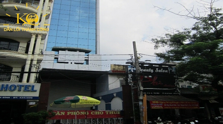 Phía trước tòa nhà Hoàng Hoa Thám Building