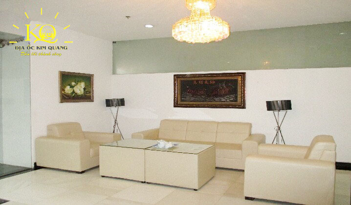Địa ốc Kim Quang | Hình chụp khu vực khách chờ bên cạnh quầy lễ tân tại tầng trệt tòa nhà Saigon Mansion Khu vực tiếp khách tại Saigon Mansion
