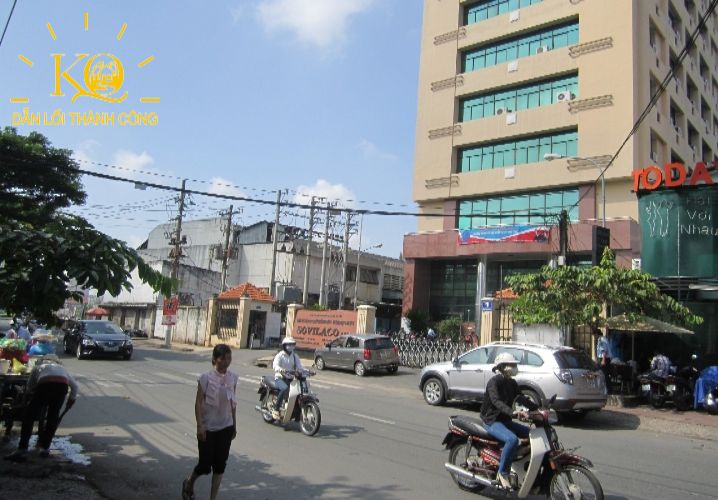 Cho thuê văn phòng quận Tân Bình Sovilaco Building phía trước tòa nhà Con đường phía trước tòa nhà Sovilaco Building