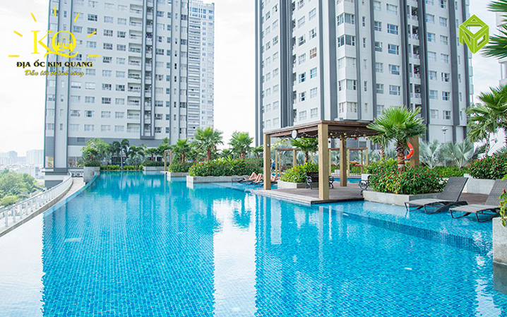 Địa ốc Kim Quang | Hình chụp khu vực hồ bơi ngoài trời của tòa nhà cho thuê văn phòng quận 7 Sunrise City Hồ bơi ngoài trời tòa nhà Sunrise City Building