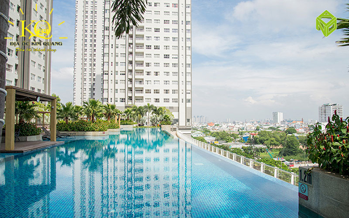 Địa ốc Kim Quang | Hình chụp view từ hồ bơi của tòa nhà cho thuê văn phòng quận 7 Sunrise City Building Hồ bơi ngoài trời tòa nhà Sunrise City Building