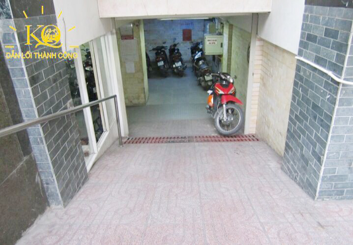 Tòa nhà văn phòng cho thuê quận 3 Tiến Vinh building lối xuống hầm gửi xe Lối xuống hầm gửi xe Tiến Vinh Building