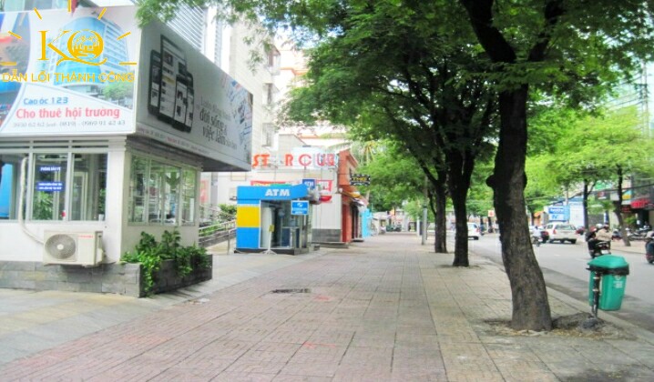 Địa ốc Kim Quang | Hình chụp không gian bên ngoài tòa nhà văn phòng cho thuê quận 3 Báo Người Lao Động Vỉa hè phía trước tòa nhà Cao Ốc 123