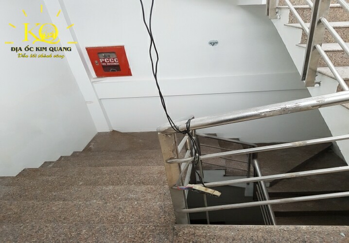 Địa ốc Kim Quang | Thang thoát hiểm bên trong tòa nhà cho thuê văn phòng quận 7 Winhome HTP Building Thang thoát hiểm tại tòa nhà Winhome HTP Building