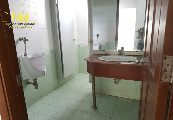 Địa ốc Kim Quang | Toilet của tòa nhà văn phòng cho thuê quận 7 Winhome HTP Building Toilet tại tòa nhà Winhome HTP Building