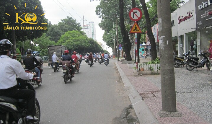 Con đường phía trước tòa nhà Nam An building