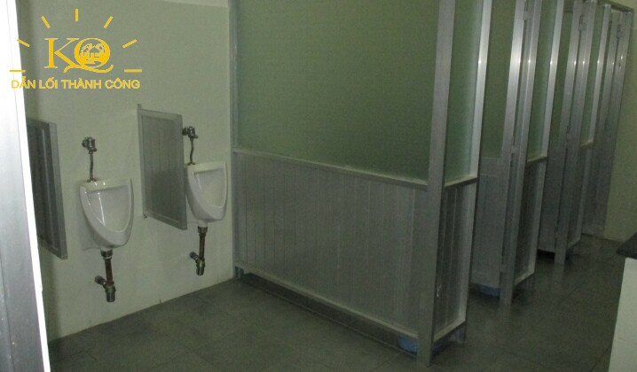 Địa ốc Kim Quang | Cho thuê văn phòng quận 1 Thanh Niên building toilet Toilet bên trong tòa nhà Thanh Niên Building