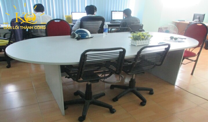 Cho thuê văn phòng quận 10 Bạch Mã Office Center bàn họp | Địa Ốc Kim Quang Phòng họp tại tòa nhà Bạch Mã Office Center