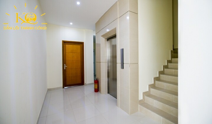 Địa ốc Kim Quang | Hình chụp thang máy và thang bộ của văn phòng cho thuê quận 7 H&N Building Thang máy tại H&N Building