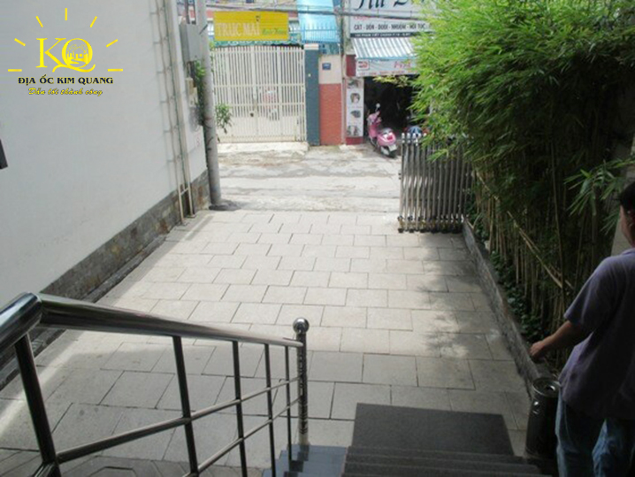 Cho thuê văn phòng quận Bình Thạnh Hata building khuôn viên phía trước | Địa Ốc Kim Quang Khuôn viên phía trước Hata Building