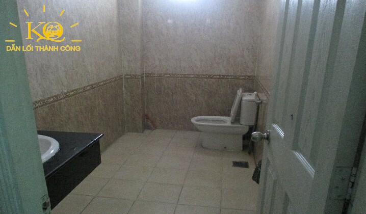 Địa ốc Kim Quang | Hình chụp toilet bên trong tòa nhà cho thuê văn phòng quận Phú Nhuận Việt Á Châu Building Toilet bên trong Việt Á Châu building