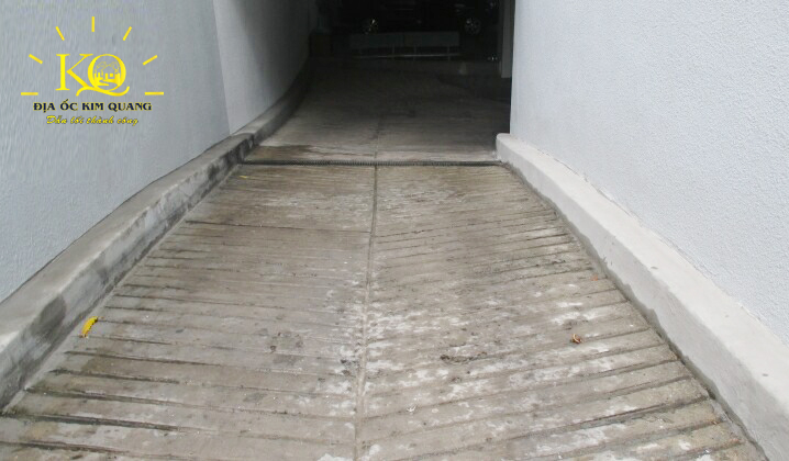 Địa ốc Kim Quang | Hình chụp lối xuống hầm để xe của tòa nhà văn phòng cho thuê quận 3 Pasteur Tower Lối xuống hầm gửi xe Pasteur Tower
