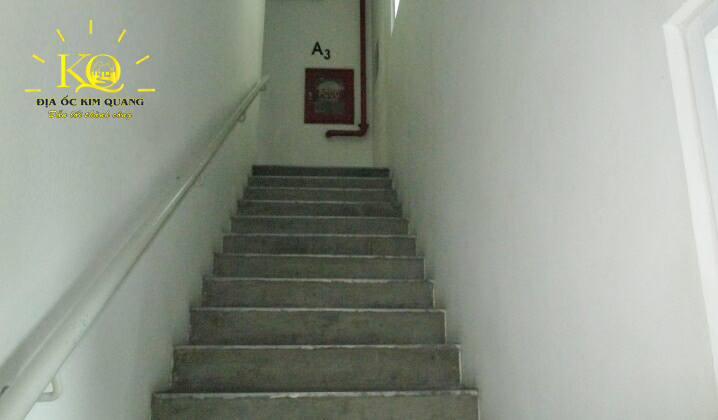 Địa ốc Kim Quang | Hình chụp lối thang bộ bên trong tòa nhà cho thuê văn phòng quận 3 Pasteur Tower Thang thoát hiểm tại Pasteur Tower