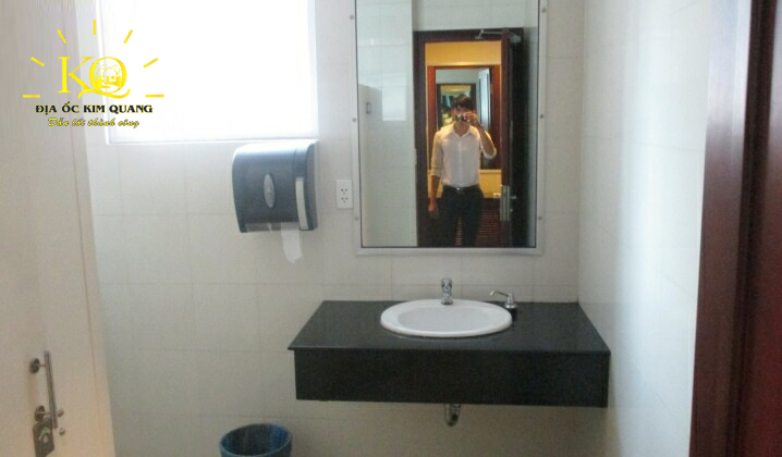 Địa ốc Kim Quang | Hình chụp toilet của tòa nhà văn phòng cho thuê quận 3 Pasteur Tower Toilet tại Pasteur Tower