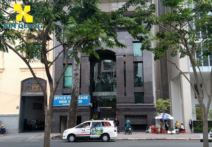 Phía trước tòa nhà Empire Tower thông thoáng, rộng rãi Phía trước tòa nhà Empire Tower thông thoáng, rộng rãi