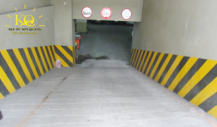 Địa ốc Kim Quang | Hình chụp lối xuống hầm để xe tòa nhà văn phòng cho thuê quận 3 PVC Sài Gòn Building Lối xuống hầm gửi xe PVC Sài Gòn Building