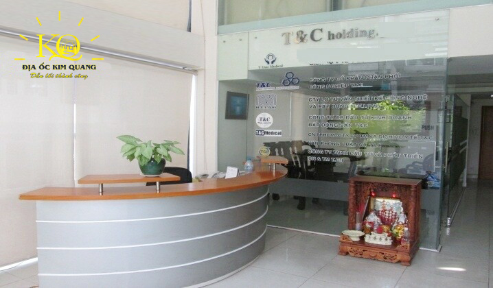 Địa ốc Kim Quang | Hình chụp quầy lễ tân của văn phòng cho thuê quận 3 T&C Holding Quầy lễ tân tại T&C Holding