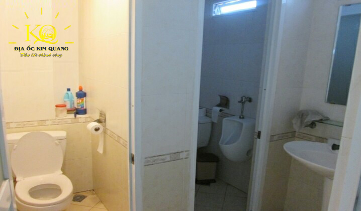 Địa ốc Kim Quang | Hình chụp khu vực vệ sinh bên trong tòa nhà cho thuê văn phòng quận 3 T&C Holding Toilet tại T&C Holding