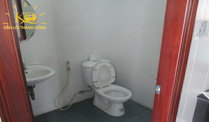 Địa ốc Kim Quang | Hình chụp phòng vệ sinh của tòa nhà văn phòng cho thuê quận Phú Nhuận H&H building Toilet bên trong H&H building