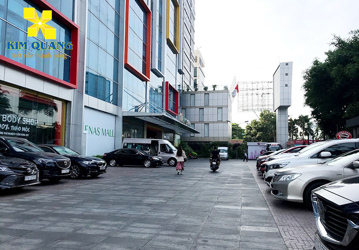 Sân phía trước tòa nhà Vietjet Plaza rộng rãi, có thể đậu ô tô Sân phía trước tòa nhà Vietjet Plaza rộng rãi, có thể đậu ô tô